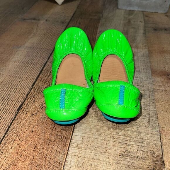Tieks Ballet Flats  Size 5 Galactic Green Neon
Excellent condition - Picture 3 of 10